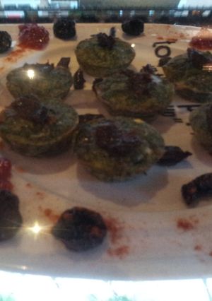 Una foto de Minitortillas de espinacas con queso de cabra y pasas