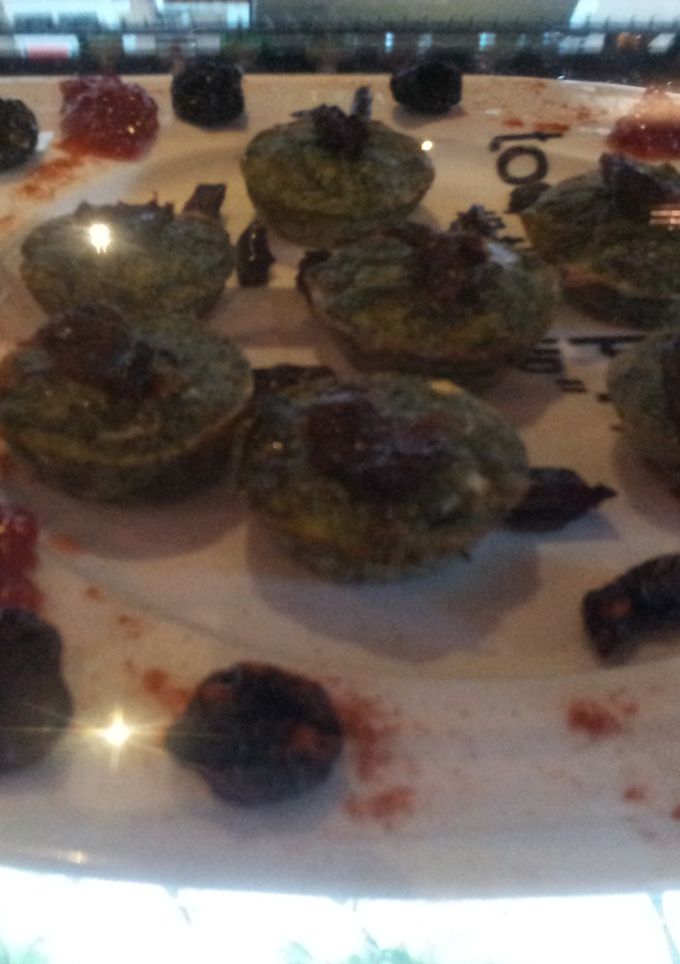 Una foto de Minitortillas de espinacas con queso de cabra y pasas