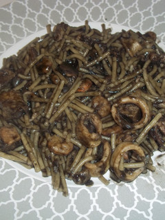 Una foto de Fideos negros