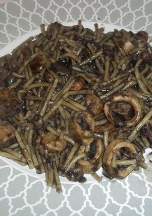 Una foto de Fideos negros