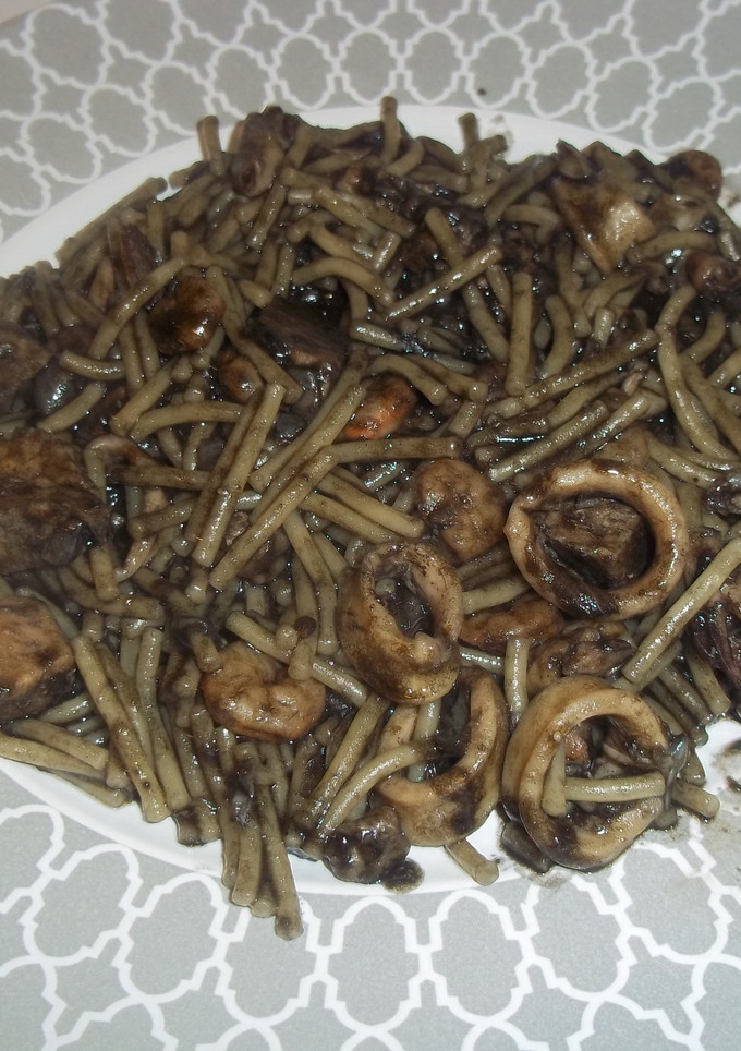 Una foto de Fideos negros