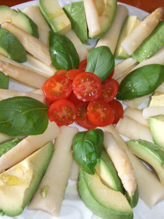 Una foto de Ensalada de palmitos, aguacate, espárragos y tomates