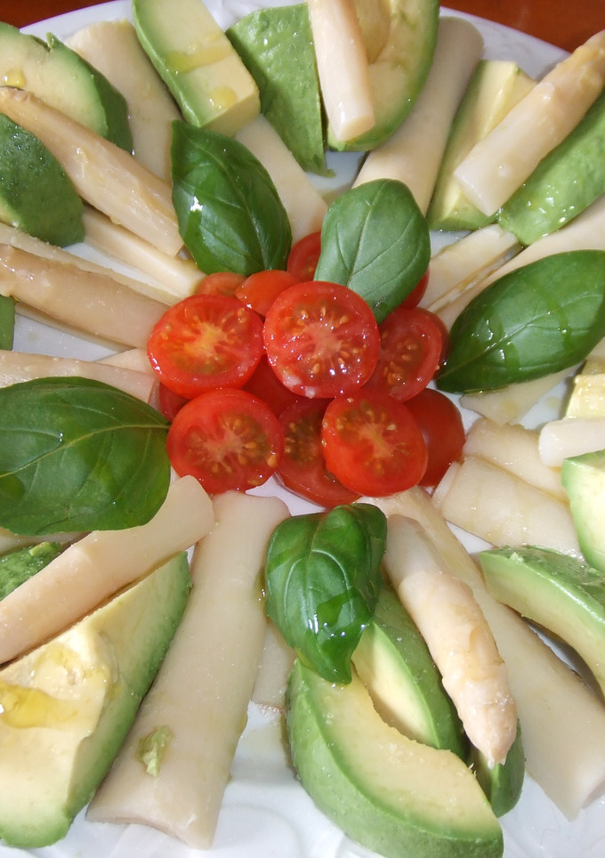 Una foto de Ensalada de palmitos, aguacate, espárragos y tomates