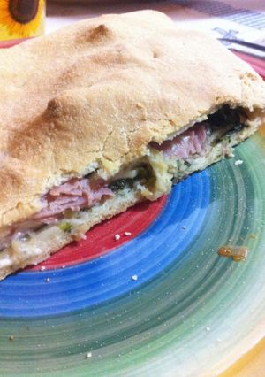 Una foto de Pizza rellena de espinacas y jamón york