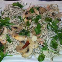 Una foto de Salteado de gulas al ajillo con champiñones y gambas