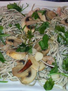 Una foto de Salteado de gulas al ajillo con champiñones y gambas