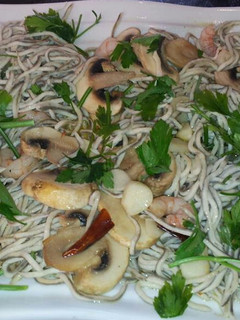 Una foto de Salteado de gulas al ajillo con champiñones y gambas