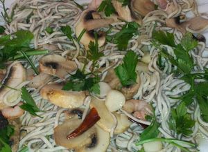 Una foto de Salteado de gulas al ajillo con champiñones y gambas