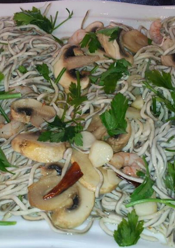 Una foto de Salteado de gulas al ajillo con champiñones y gambas