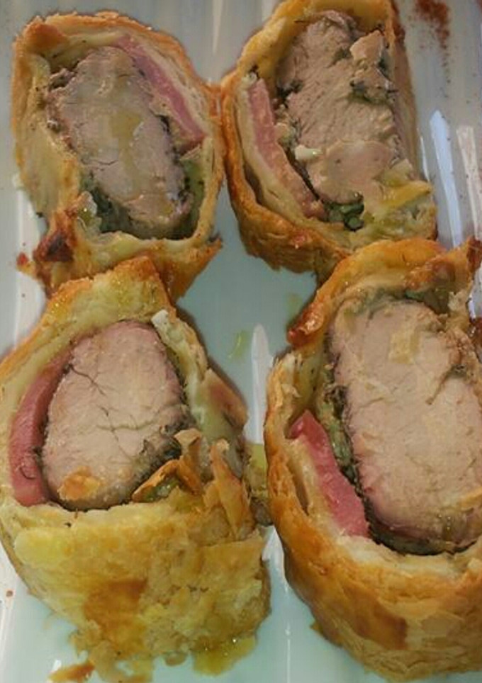 Una foto de Solomillo hojaldrado especiado con foie de oca