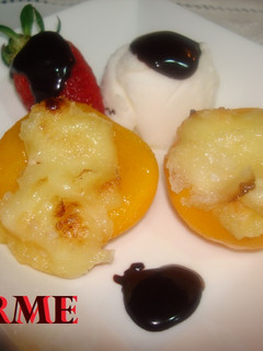 Una foto de Melocotones con queso brie gratinado