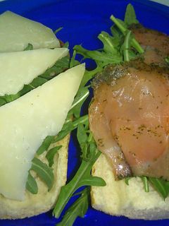 Una foto de Tosta de salmón y queso fresco con rúcula