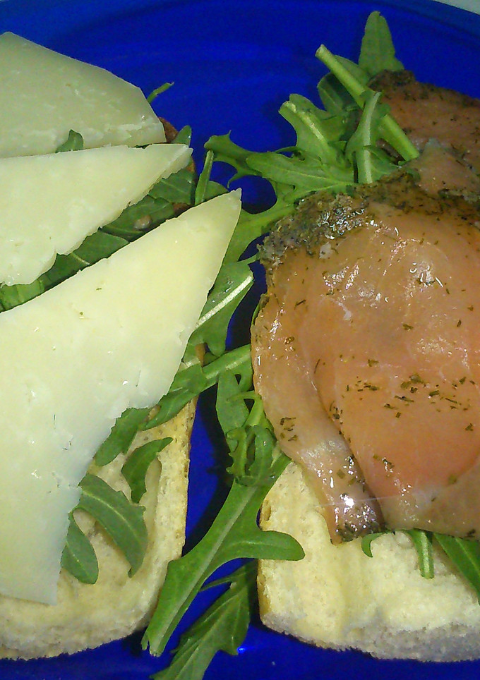 Una foto de Tosta de salmón y queso fresco con rúcula