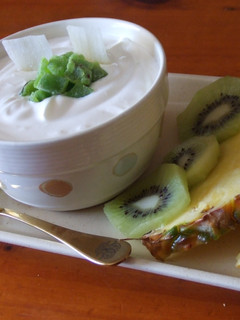 Una foto de Fruta fresca acompañada de crema chantilly