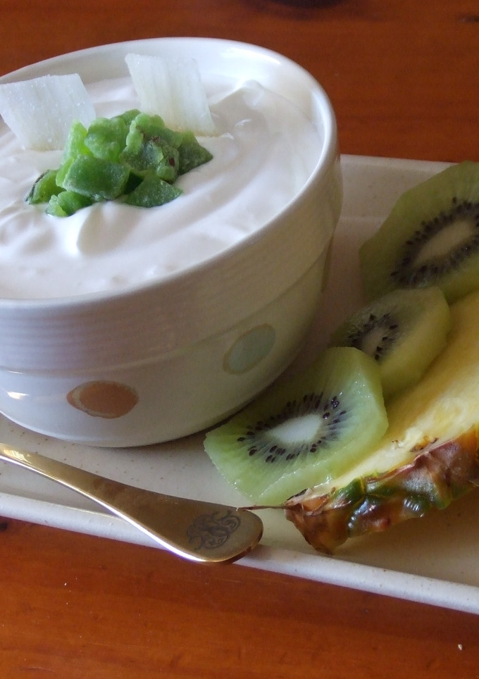 Una foto de Fruta fresca acompañada de crema chantilly