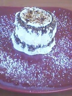 Una foto de Postre con crema helada