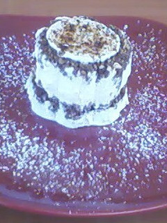 Una foto de Postre con crema helada