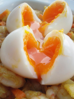 Una foto de Huevos pochados con guarnición al curry