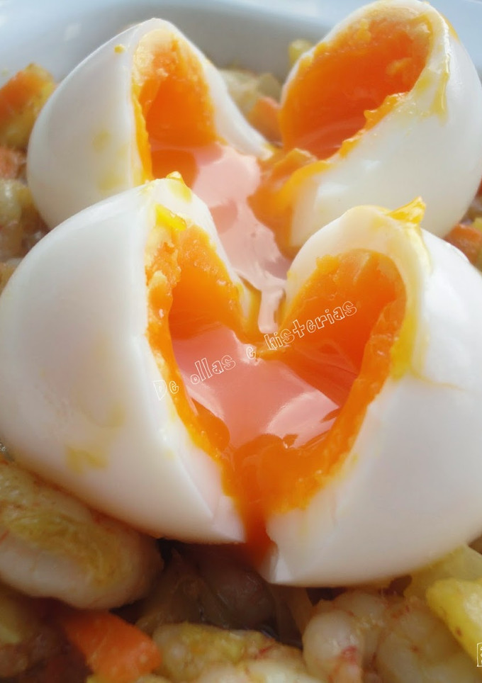Una foto de Huevos pochados con guarnición al curry