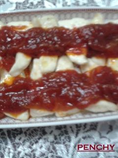 Una foto de Queso de cabra frito con cebolla y tomate confitados