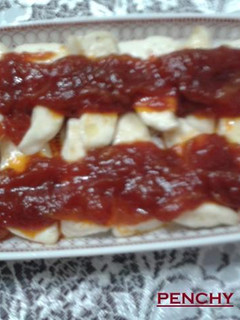Una foto de Queso de cabra frito con cebolla y tomate confitados