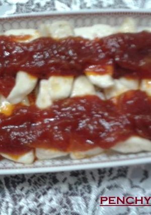 Una foto de Queso de cabra frito con cebolla y tomate confitados