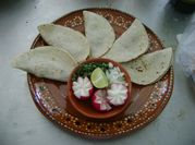 Una foto de tacos de cerdo adobado