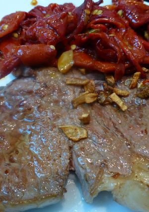 Una foto de Entrecot con pimientos del piquillo artesanos