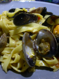 Una foto de Pasta fresca de cintas con almejas y mejillones