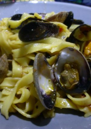 Una foto de Pasta fresca de cintas con almejas y mejillones