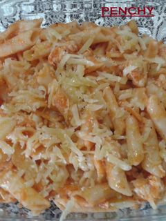 Una foto de Macarrones con pollo y verduras trufados