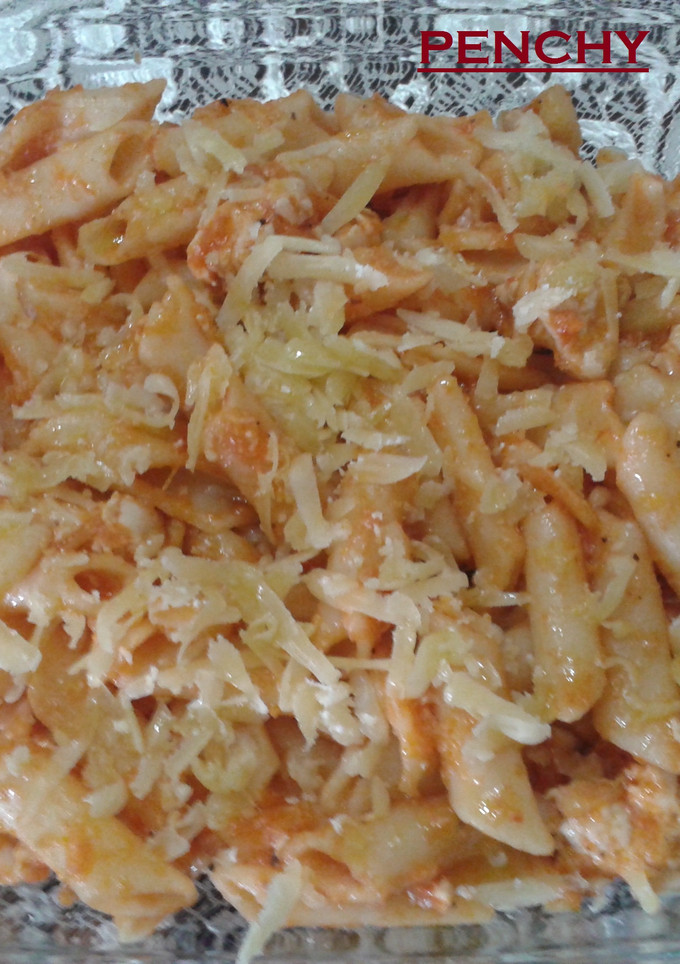 Una foto de Macarrones con pollo y verduras trufados