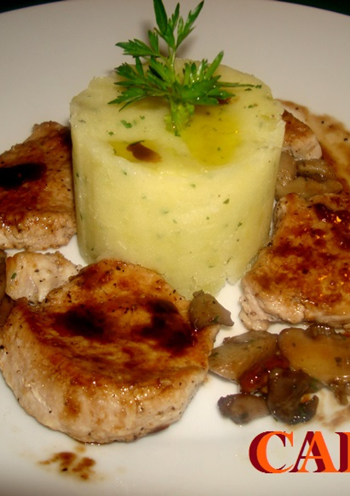 Una foto de Medallones de solomillo de cerdo con puré de patatas