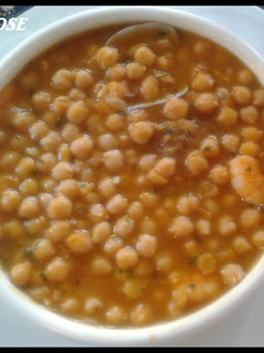 Una foto de Guisote de garbanzos con langostinos