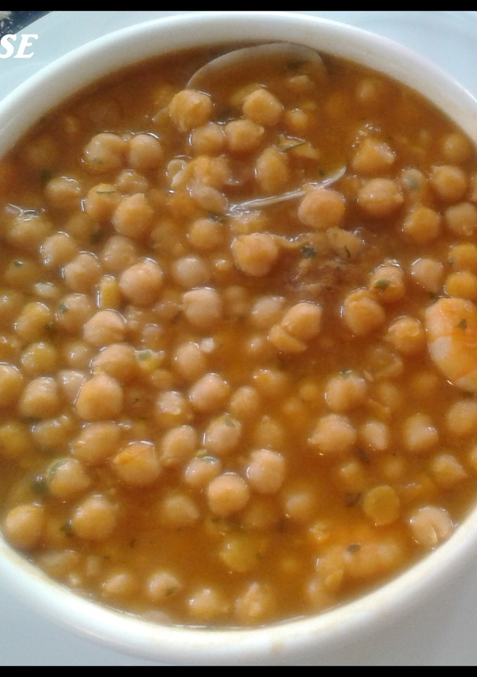 Una foto de Guisote de garbanzos con langostinos