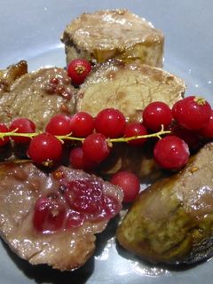 Una foto de Solomillo de cerdo con salsa de arándanos