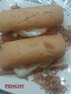 Una foto de Bocadillos de berenjenas asadas con huevo frito