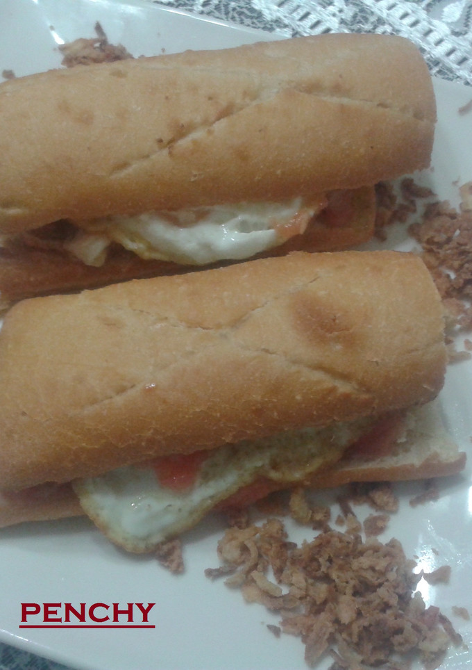 Una foto de Bocadillos de berenjenas asadas con huevo frito