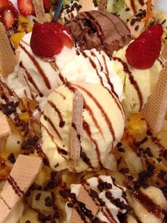 Una foto de Postre de helado y frutas