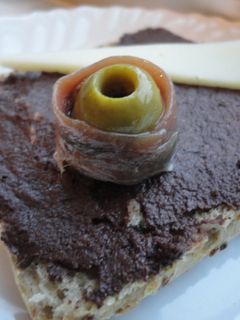 Una foto de Panecillos con olivada, anchoa y queso