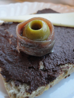 Una foto de Panecillos con olivada, anchoa y queso
