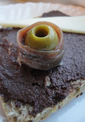 Una foto de Panecillos con olivada, anchoa y queso