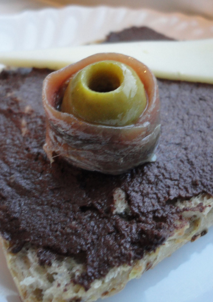 Una foto de Panecillos con olivada, anchoa y queso