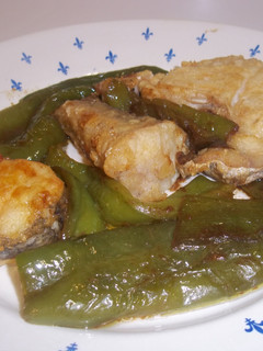 Una foto de Merluza con pimientos verdes