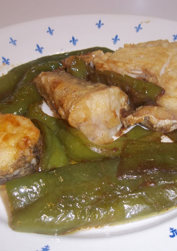 Una foto de Merluza con pimientos verdes