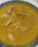 Sopa de cocido con tapioca y pollo
