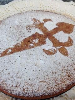 Una foto de Tarta de Santiago tradicional gallega