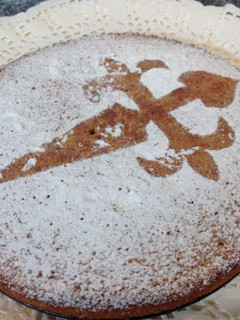 Una foto de Tarta de Santiago tradicional gallega