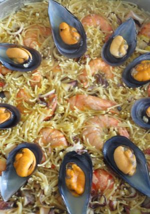 Una foto de Fideuá de calamares