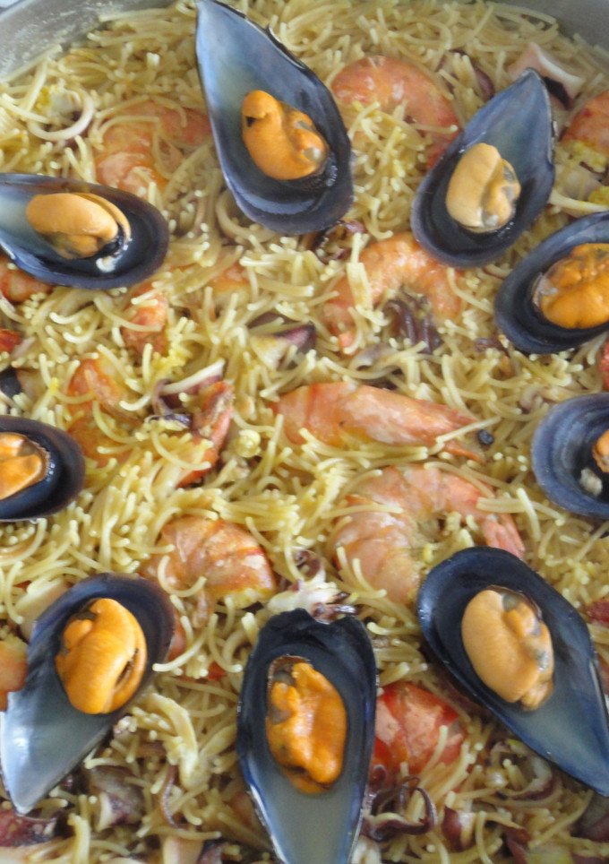 Una foto de Fideuá de calamares